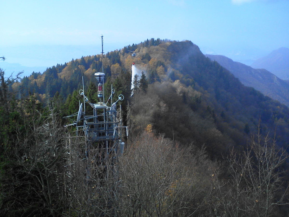 Spegnimento di focolai con l'elicottero tra l'Osservatorio e la punta di Mezzo